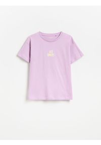 Reserved - T-shirt z nadrukiem na plecach - fioletowy. Kolor: fioletowy. Materiał: bawełna. Wzór: nadruk #1