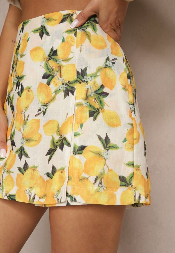 Renee - Beżowe Spódnico-Szorty High Waist z Motywem Cytryn Nitiria. Okazja: na co dzień. Stan: podwyższony. Kolor: beżowy. Wzór: aplikacja. Sezon: lato. Styl: elegancki, casual