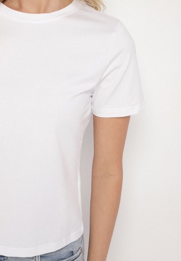Born2be - Biały Bawełniany Klasyczny T-shirt Ralarie. Okazja: na co dzień. Kolor: biały. Materiał: bawełna. Styl: klasyczny