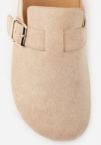 Born2be - Beżowe Klapki z Ozdobnym Paskiem i Klamrą Calevelis. Nosek buta: okrągły. Kolor: beżowy. Materiał: jeans. Obcas: na obcasie. Styl: elegancki, klasyczny. Wysokość obcasa: średni #8