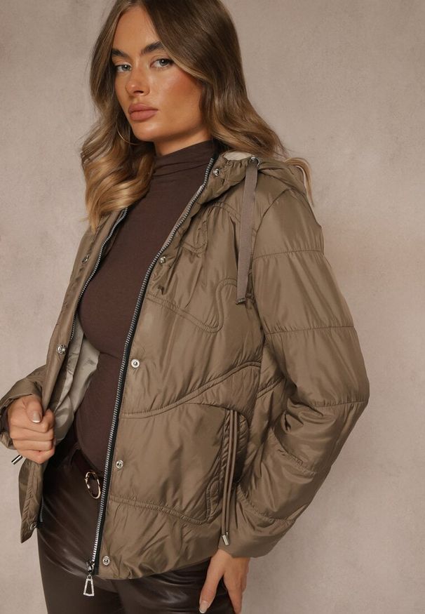 Renee - Brązowa Kurtka z Pikowanymi Przeszyciami i Kapturem Zdobiona Sznurkami Evivienne. Okazja: na spacer, na co dzień. Kolor: brązowy. Materiał: poliester, dzianina, jeans. Wzór: aplikacja. Styl: casual, klasyczny