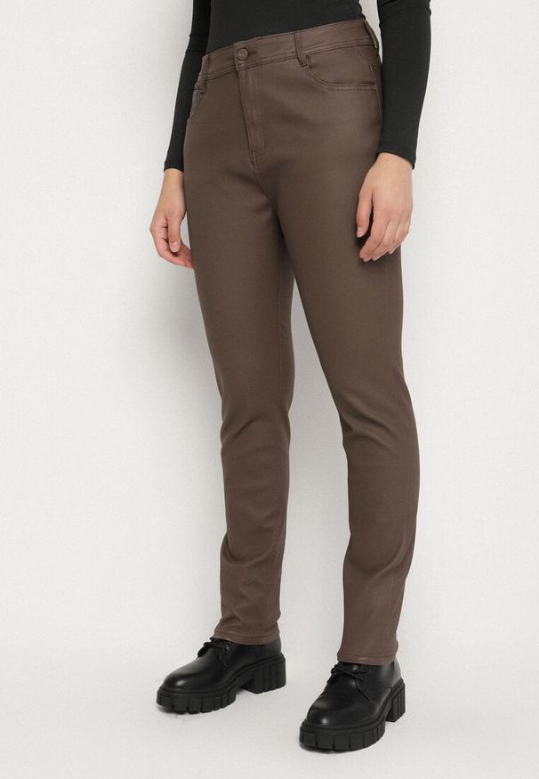 Born2be - Brązowe Spodnie Skinny Gasi. Kolekcja: plus size. Kolor: brązowy