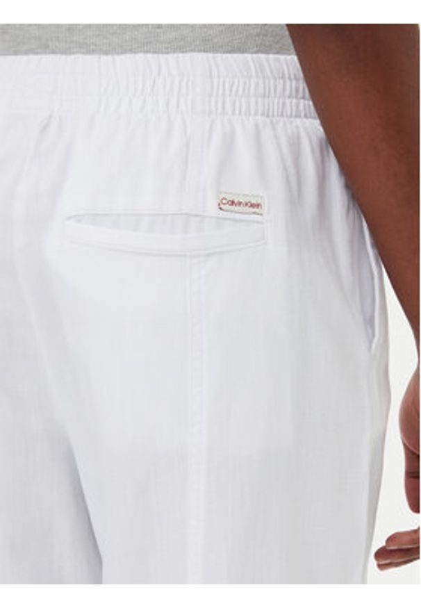 Calvin Klein Jeans Spodnie materiałowe J20J225340 Biały Relaxed Fit. Kolor: biały. Materiał: bawełna