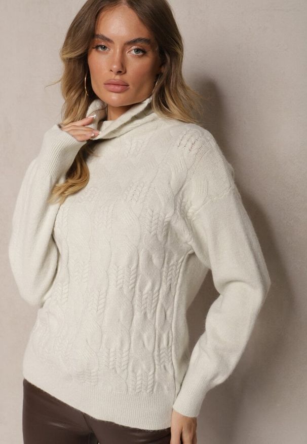 Renee - Beżowy Casualowy Golf z Tłoczonym Wzorem Daivyn. Okazja: na co dzień. Typ kołnierza: golf. Kolor: beżowy. Materiał: jeans. Wzór: aplikacja. Styl: casual