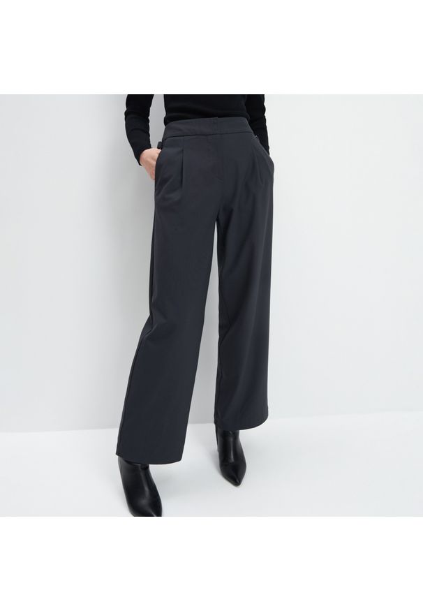 Mohito - Szerokie spodnie garniturowe - Szary. Kolor: szary
