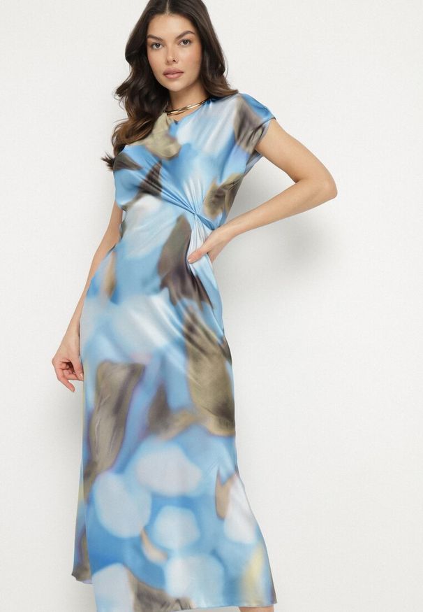 Born2be - Niebieska Rozkloszowana Sukienka w Abstrakcyjny Print z Ozdobnym Marszczeniem Tillanara. Okazja: na imprezę. Kolor: niebieski. Wzór: nadruk. Styl: elegancki, wizytowy