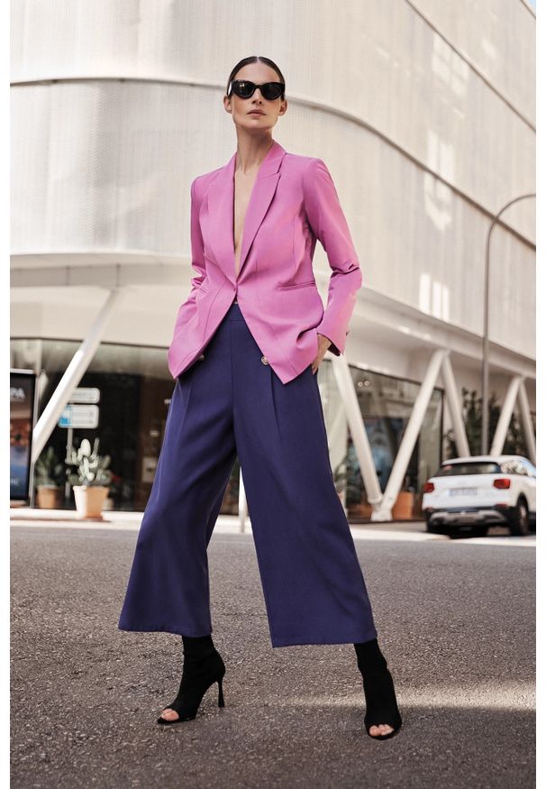 MOODO - Spodnie z ozdobnymi guzikami fioletowe. Kolor: fioletowy