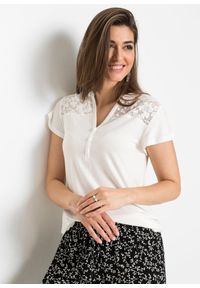 bonprix - Shirt z dekoltem henley i koronką ze zrównoważonej wiskozy. Typ kołnierza: typu henley. Kolor: biały. Materiał: koronka, wiskoza. Wzór: koronka
