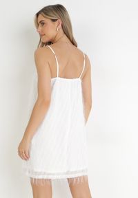 Born2be - Biała Sukienka Mini z Cienkimi Frędzlami i Kwadratowym Dekoltem Lockia. Typ kołnierza: dekolt kwadratowy. Kolor: biały. Długość rękawa: na ramiączkach. Długość: mini #6