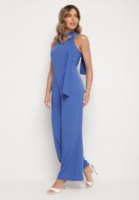 Born2be - Niebieski Kombinezon Bez Rękawów z Ozdobnym Wiązaniem i Szerokimi Nogawkami Silarine. Okazja: na co dzień. Kolor: niebieski. Materiał: jeans. Długość rękawa: bez rękawów. Styl: klasyczny, casual, elegancki, sportowy #1