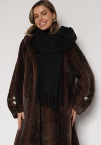 Born2be - Czarny Klasyczny Szalik Zdobiony Frędzlami Vetilana. Okazja: do pracy. Kolor: czarny. Materiał: jeans. Wzór: aplikacja. Styl: klasyczny #1