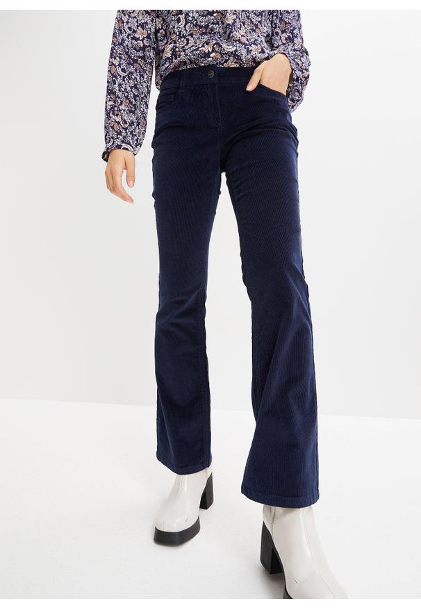 bonprix - Spodnie sztruksowe ze stretchem o kroju bootcut. Kolor: niebieski. Materiał: sztruks