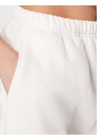Gina Tricot Spodnie dresowe Basic 87590 Biały Regular Fit. Kolor: biały. Materiał: bawełna, dresówka, syntetyk