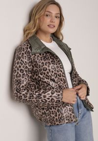 Born2be - Zielona Dwustronna Kurtka Pikowana Ozdobiona Naszywką i Panterką Nemopis. Okazja: na co dzień. Kolor: zielony. Materiał: jeans. Wzór: motyw zwierzęcy, aplikacja. Styl: casual #8