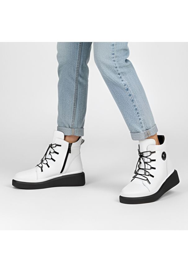 Białe Botki Filippo Stylowe Buty Damskie. Okazja: na co dzień. Kolor: biały. Szerokość cholewki: normalna. Sezon: zima, jesień. Styl: elegancki