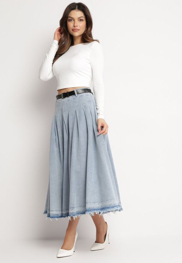 Born2be - Jasnoniebieska Spódnica Jeansowa Rozkloszowana z Paskiem z Ekoskóry Nalier. Okazja: na co dzień. Kolor: niebieski. Materiał: jeans. Styl: elegancki, casual