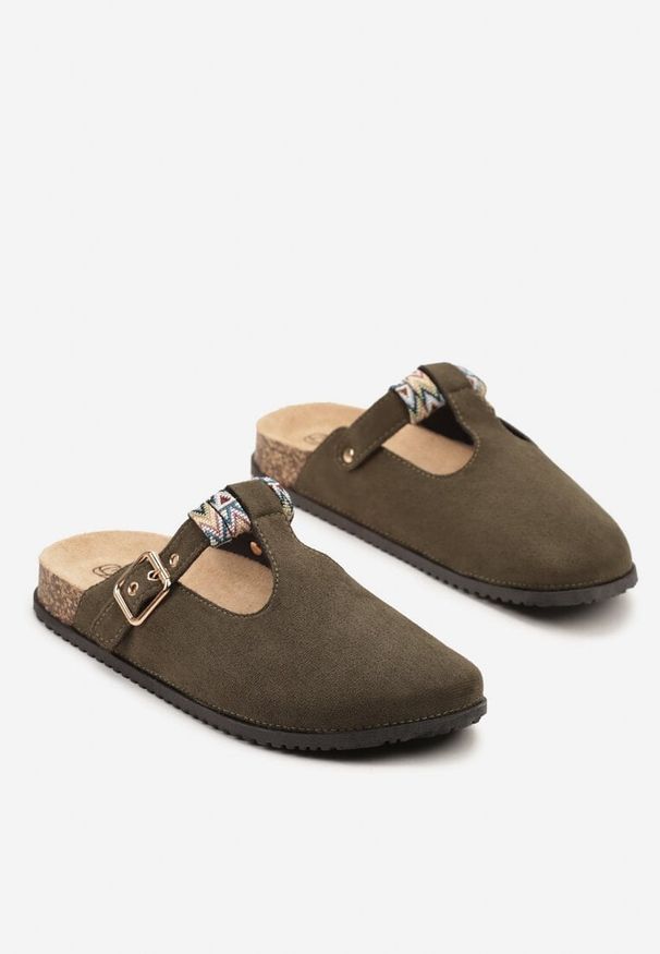 Born2be - Zielone Klapki Chodaki z Ozdobnymi Wycięciami i Klamerką Nilra. Okazja: na co dzień. Kolor: zielony. Sezon: lato. Styl: elegancki, casual