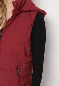 Born2be - Bordowa Pikowana Kamizelka z Odpinanym Kapturem i Kieszeniami na Suwak Anoria. Okazja: na co dzień. Kolor: czerwony. Materiał: jeans. Wzór: aplikacja. Styl: klasyczny, casual #5