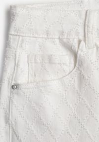 Born2be - Białe Szerokie Jeansy z Bawełną Zdobione Przeszyciami w Romby Biretha. Stan: podwyższony. Kolor: biały. Wzór: aplikacja. Styl: elegancki, klasyczny #3