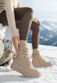 Born2be - Ciemnobeżowe Botki Typu Trapery Vices na Grubej Tłoczonej Podeszwie Anerrive. Okazja: na co dzień. Kolor: beżowy. Styl: casual #1