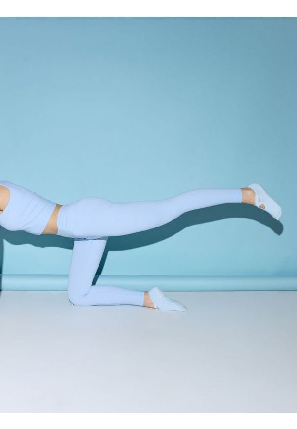 Reserved - Legginsy z marszczeniem - jasnoniebieski. Kolor: niebieski. Materiał: dzianina