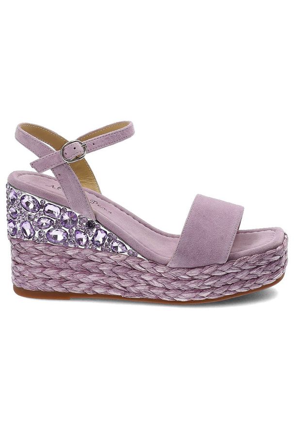Fioletowe Sandały Alma En Pena Eleganckie Buty Damskie. Okazja: na co dzień. Zapięcie: sprzączka. Kolor: fioletowy. Szerokość cholewki: normalna. Materiał: zamsz, skóra. Sezon: lato. Obcas: na koturnie. Styl: elegancki. Wysokość obcasa: średni