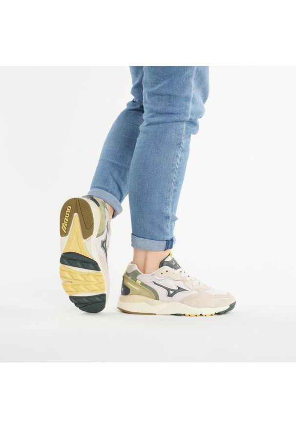 Buty Mizuno Sky Medal Βeta. Kolor: beżowy. Styl: sportowy. Sport: turystyka piesza