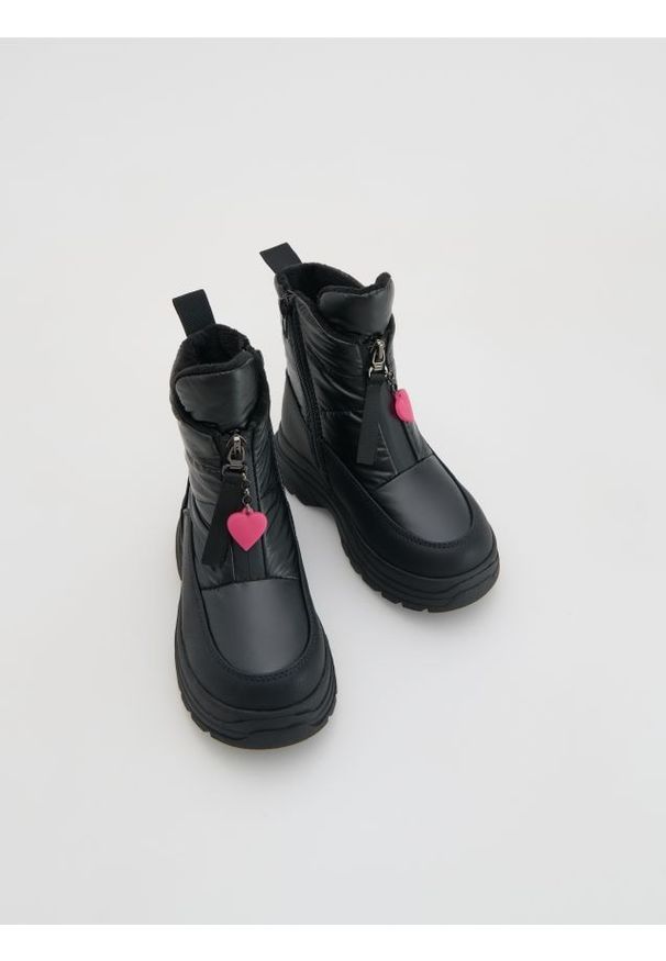 Reserved - Ocieplane śniegowce - czarny. Kolor: czarny. Materiał: materiał