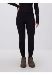 Reserved - Gładkie legginsy - czarny. Kolor: czarny. Materiał: dzianina. Wzór: gładki #1