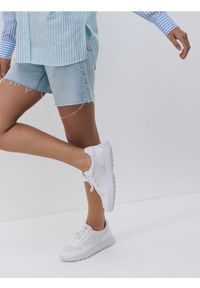 Reserved - Sneakersy z siateczkowymi wstawkami - biały. Kolor: biały. Materiał: materiał