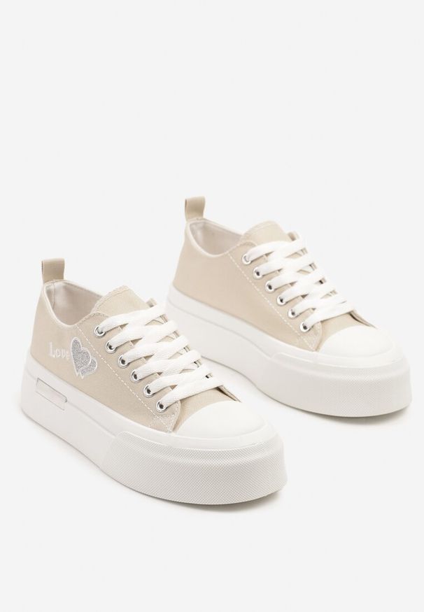 Renee - Beżowe Trampki na Platformie z Ozdobnym Napisem i Sercem Laviere. Okazja: na co dzień. Nosek buta: okrągły. Kolor: beżowy. Materiał: jeans. Wzór: napisy. Obcas: na platformie. Styl: casual, sportowy