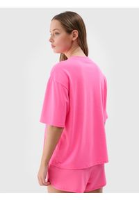 4f - T-shirt oversize z nadrukiem damski - fuksja. Okazja: na co dzień. Kolor: różowy. Materiał: bawełna, syntetyk, materiał, jersey, dzianina. Wzór: nadruk. Styl: casual, klasyczny, sportowy