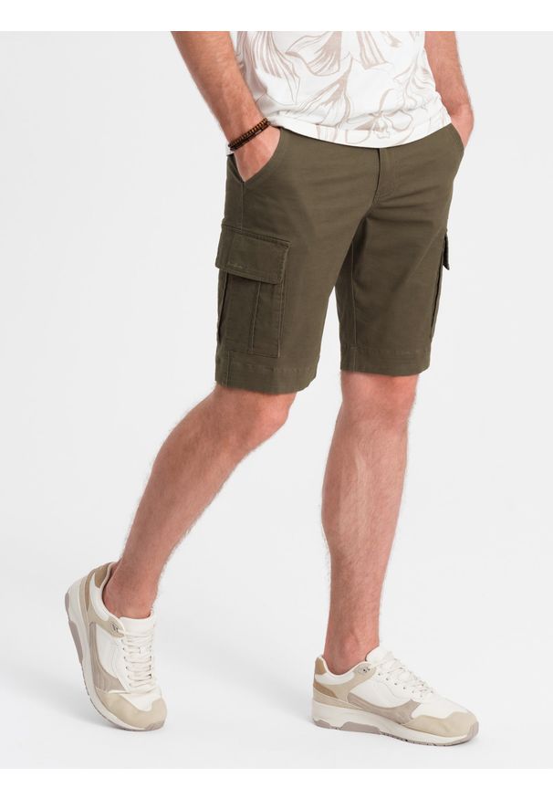 Ombre Clothing - Jednokolorowe szorty męskie z kieszeniami cargo – ciemnooliwkowe V2 - Rozmiar: XL. Okazja: na co dzień. Kolor: oliwkowy. Materiał: materiał, poliester, elastan, bawełna. Długość: krótkie. Wzór: jednolity, gładki, aplikacja, haft. Sezon: lato. Styl: wakacyjny, casual