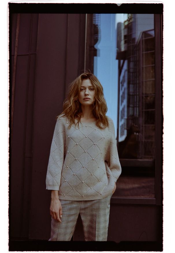 MOODO - Sweter z ozdobiony koralikami beżowy. Kolor: beżowy. Materiał: poliamid, poliester, wiskoza. Wzór: aplikacja