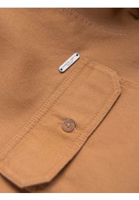 Ombre Clothing - Męska bawełniana koszula REGULAR FIT z kieszeniami zapinanymi na guziki - camel V2 - Rozmiar: M. Materiał: bawełna. Długość rękawa: długi rękaw. Długość: długie. Wzór: aplikacja #4