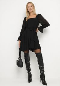 Born2be - Czarna Sukienka Vices z Siateczkowymi Rękawami i Wiązanym Paskiem Resnala. Okazja: na co dzień. Typ kołnierza: dekolt kwadratowy. Kolor: czarny. Materiał: materiał. Typ sukienki: rozkloszowane. Styl: casual, elegancki #4