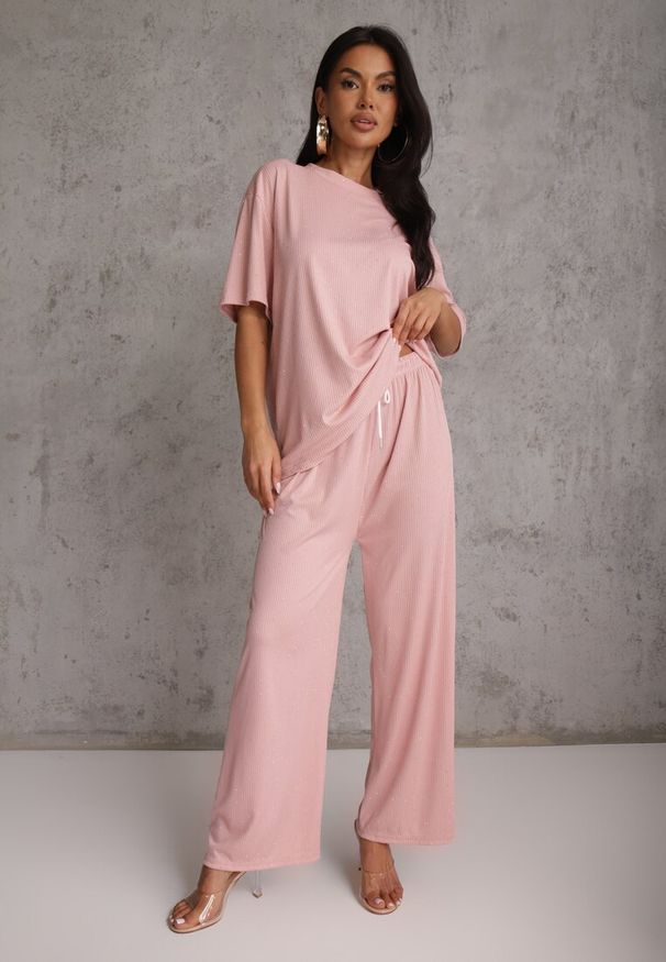 Renee - Różowy Oversizowy Komplet Zdobiony Cyrkoniami T-shirt i Spodnie Arnateia. Kolor: różowy. Wzór: aplikacja