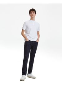 Reserved - Koszulka polo regular ze stójką - biały. Typ kołnierza: kołnierzyk stójkowy, polo. Kolor: biały. Materiał: dzianina, bawełna #1