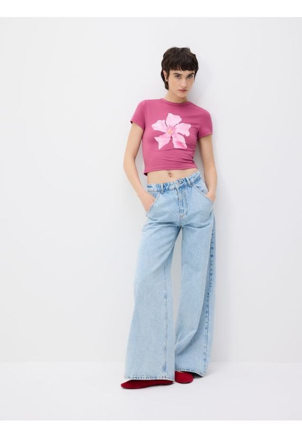 Reserved - T-shirt z kwiatowym nadrukiem - jasnofioletowy. Kolor: fioletowy. Materiał: dzianina. Wzór: nadruk, kwiaty