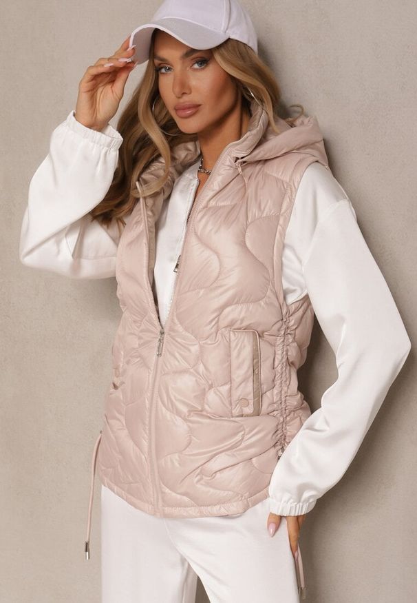 Renee - Różowa Kamizelka z Odpinanym Kapturem Ozdobnie Pikowana Silzeki. Okazja: na co dzień. Kolor: różowy. Materiał: materiał, jeans. Sezon: jesień, wiosna. Styl: klasyczny, elegancki, sportowy, casual