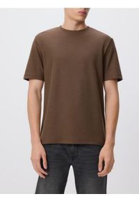 Reserved - Strukturalny t-shirt comfort fit - ciemnobrązowy. Kolor: brązowy. Materiał: bawełna, dzianina