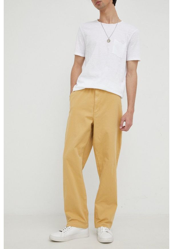 Levi's® - Levi's spodnie męskie kolor beżowy w fasonie chinos. Okazja: na spotkanie biznesowe. Kolor: beżowy. Materiał: tkanina. Styl: biznesowy