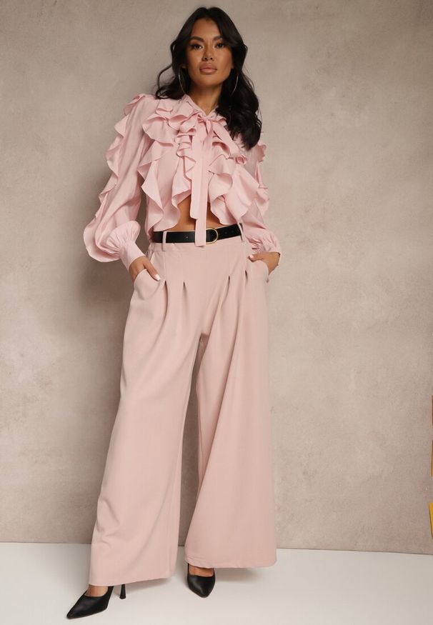 Renee - Różowe Eleganckie Szerokie Spodnie Garniturowe z Wiskozą Ozdobione Paskiem Ravinae. Okazja: do pracy, na spotkanie biznesowe. Stan: podwyższony. Kolor: różowy. Materiał: wiskoza. Wzór: aplikacja. Styl: elegancki