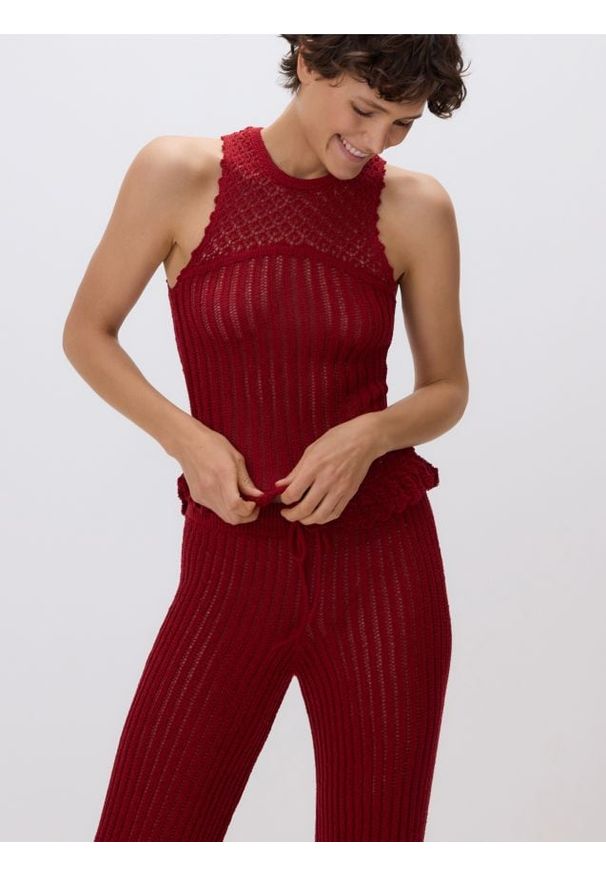 Reserved - Ażurowy top ze splotem - intenstywna czerwień. Kolor: czerwony. Materiał: dzianina. Wzór: ażurowy, ze splotem