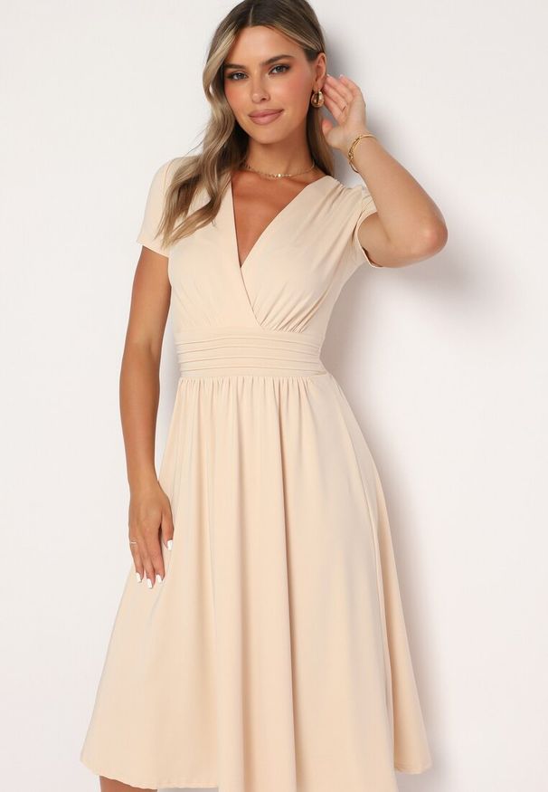 Born2be - Beżowa Taliowana Sukienka z Dekoltem na Zakładkę Quimadea. Okazja: na spotkanie biznesowe. Kolor: beżowy. Materiał: materiał. Wzór: aplikacja. Styl: biznesowy, elegancki