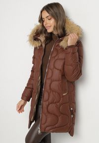 Born2be - Brązowa Kurtka z Kapturem z Futerkiem Zdobiona Oryginalnym Pikowaniem Oleda. Okazja: na co dzień. Typ kołnierza: kaptur. Kolor: brązowy. Materiał: futro. Wzór: aplikacja. Styl: casual, klasyczny #2