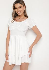 Born2be - Biała Sukienka z Bawełną Bufiastymi Rękawami i Falbankami Maveleira. Typ kołnierza: kołnierz z falbankami. Kolor: biały. Materiał: bawełna. Styl: elegancki #5
