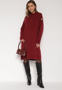 Born2be - Bordowa Sweterkowa Sukienka Pudełkowa Ozdobiona z Boku Guzikami Tustina. Okazja: na co dzień. Kolor: czerwony. Materiał: jeans. Wzór: aplikacja. Typ sukienki: proste. Styl: casual, elegancki #6