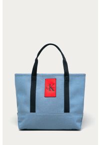 Calvin Klein Jeans - Torebka. Kolor: niebieski. Wzór: aplikacja. Dodatki: z aplikacjami. Rozmiar: duże. Rodzaj torebki: na ramię #1