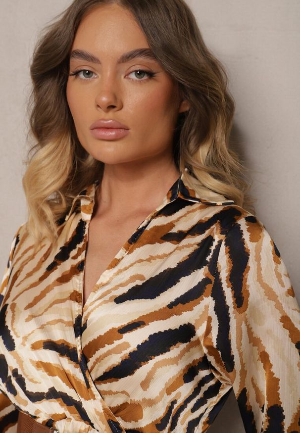 Renee - Beżowa Wzorzysta Sukienka o Kopertowym Rozkloszowanym Kroju z Paskiem i Gumką Zinravia. Okazja: na spotkanie biznesowe. Kolor: beżowy. Materiał: tkanina. Długość rękawa: długi rękaw. Sezon: wiosna. Typ sukienki: kopertowe. Styl: biznesowy